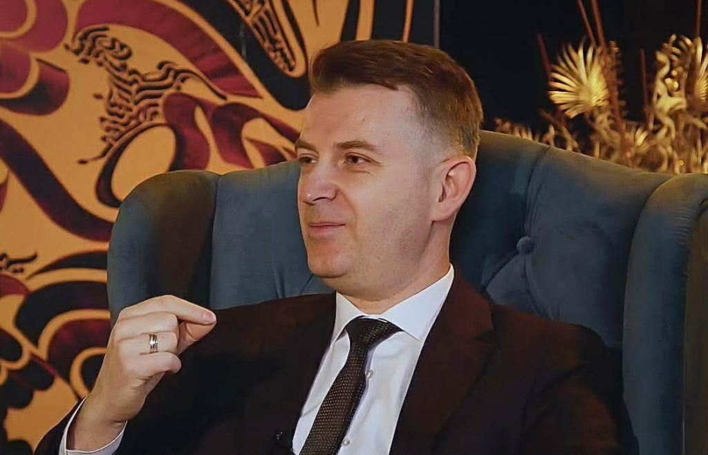 ČUVAJ SVOJU GLAVU U SVOM OKLOPU